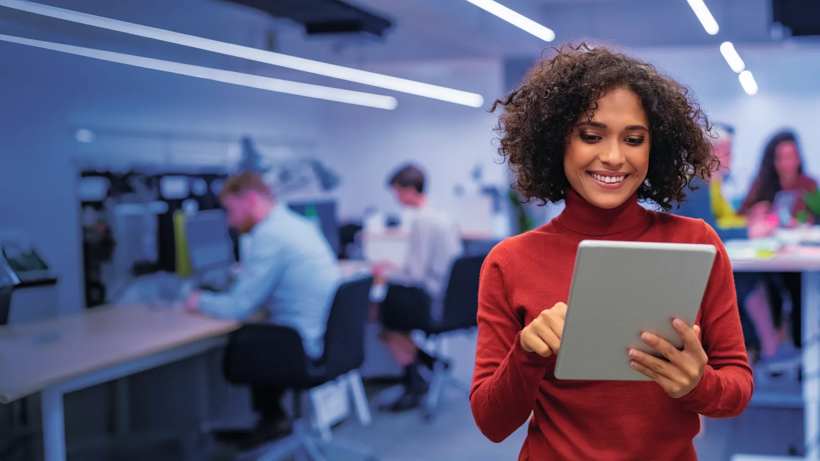 Profesional consultando contenidos en una tableta en un espacio de trabajo
